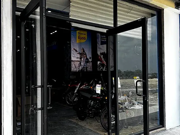 Puerta comercial de aluminio y vidrio