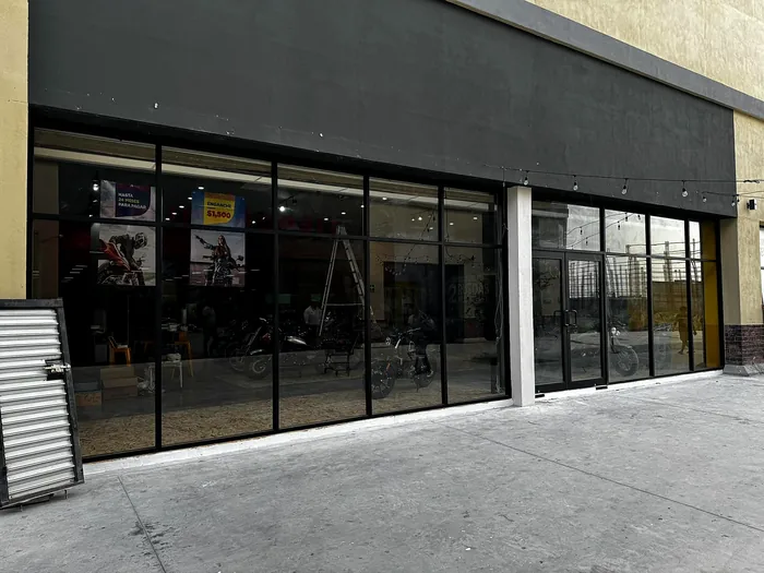 Fachada de local comercial con cancelería oscura