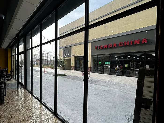 Ventanales de local comercial vistos en perspectiva