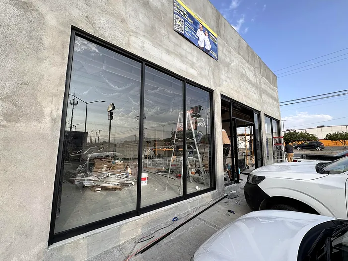 Ventanal de esquina en fachada comercial