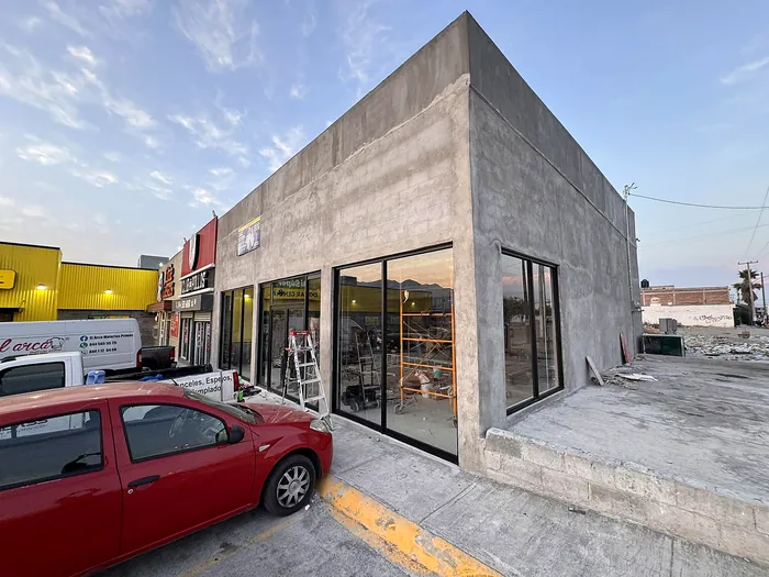 Local comercial de esquina con vidrio de gran formato