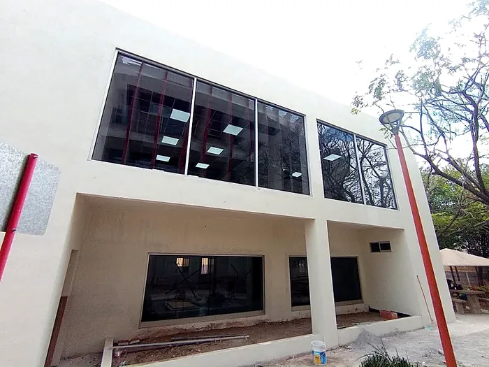 Fachada de dos niveles con ventanas