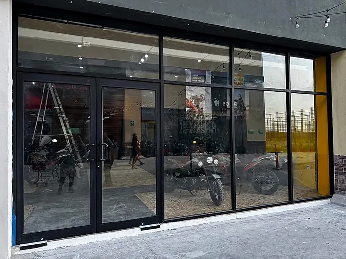 Canceles de vidrio para fachada comercial