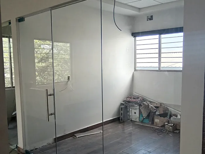 División interior de vidrio