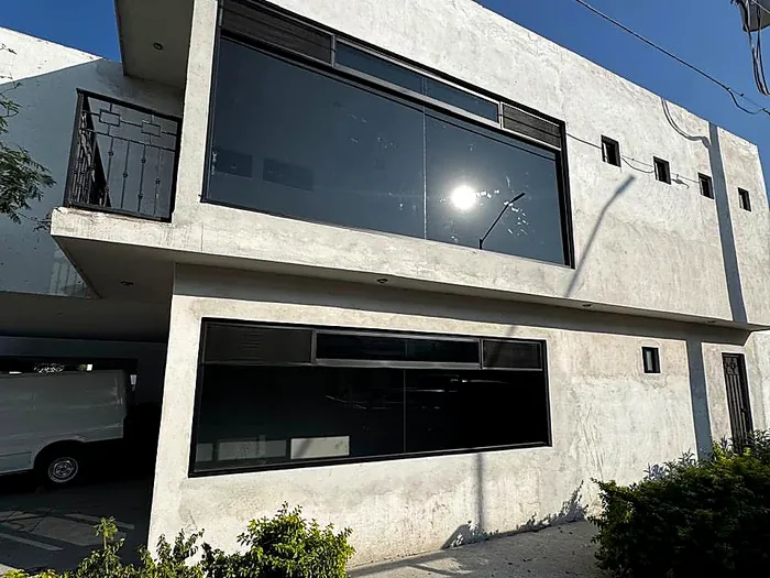 Ventanales de aluminio en fachada residencial