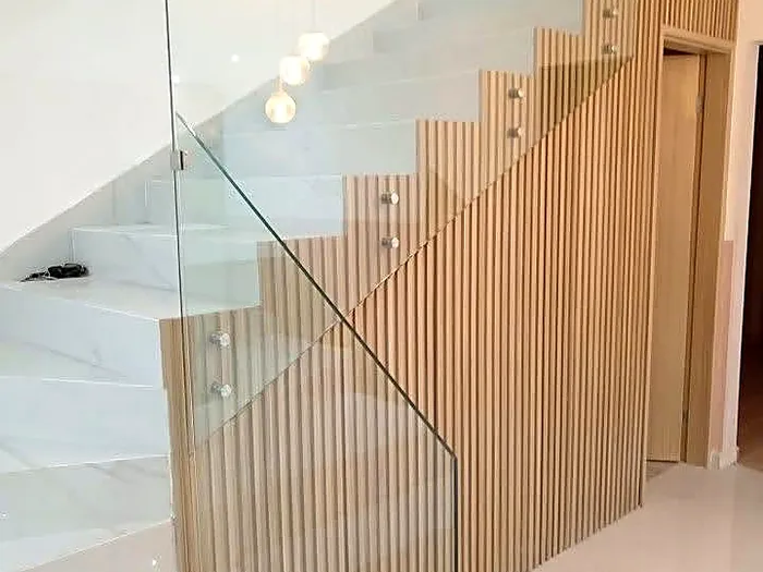 Barandal de vidrio en escalera interior