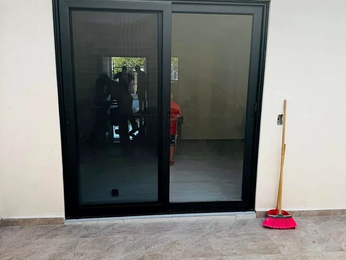 Puertas de cristal con perfiles negros