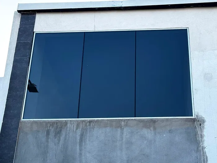 Ventana de gran formato con cristal oscuro