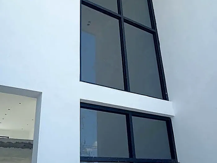 Ventanas verticales sobre fachada