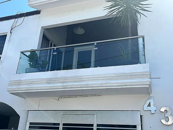 Barandal de cristal en balcón exterior