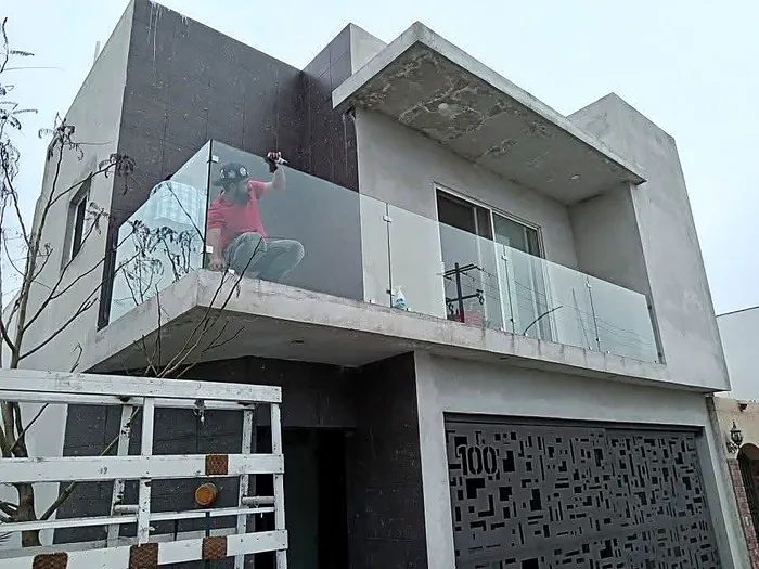 Balcón y ventanas en fachada contemporánea