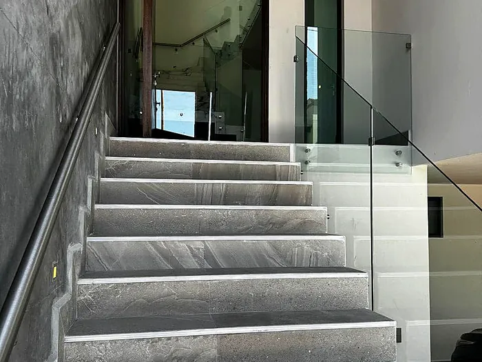 Barandal de vidrio con anclajes en escalera