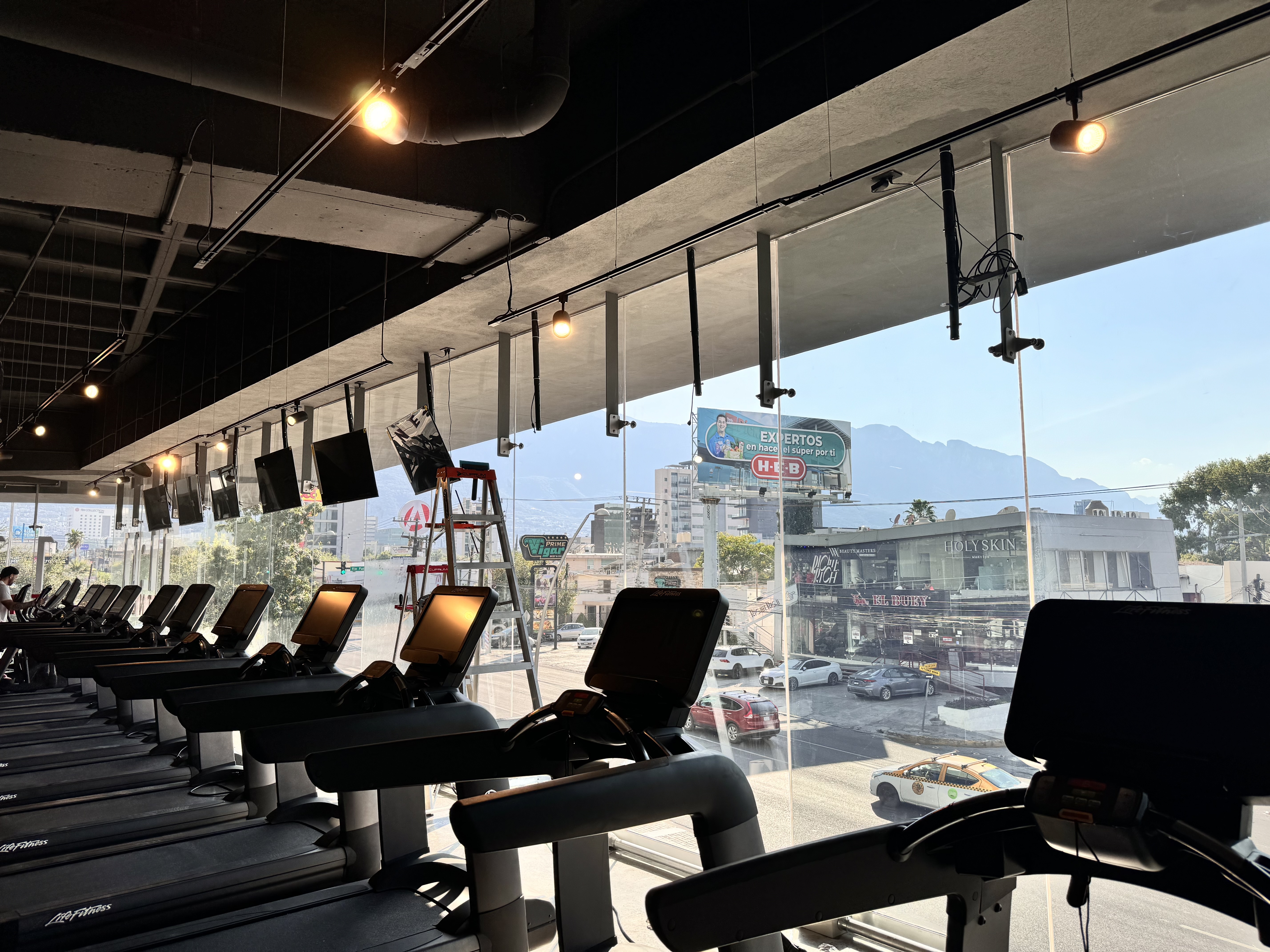 Ventanales de gimnasio con película térmica
